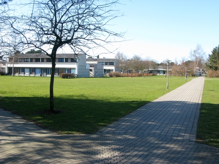 The accommodations in Morbrhaven are situated in one- and two-storey buildings with green communal areas between the buildings.